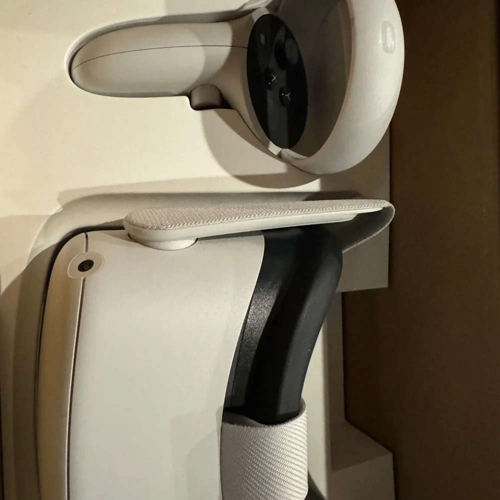 I am selling a oculus quest 2 only used 5 times no scratches or dents